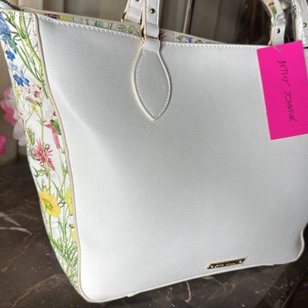 Betsey Johnson White Tote with Floral Accents and Gold Chain - GIFT AWAY - - Picture 3 of 12